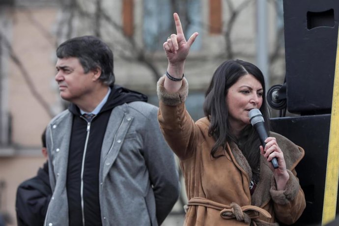 El diputado del PP por Granada, Carlos Rojas y la secretaria general del grupo parlamentario de Vox en el Congreso de los Diputados, Macarena Olona muestran su apoyo a los manifestantes concentrados en la Plaza de Neptuno en rechazo a la no autorización