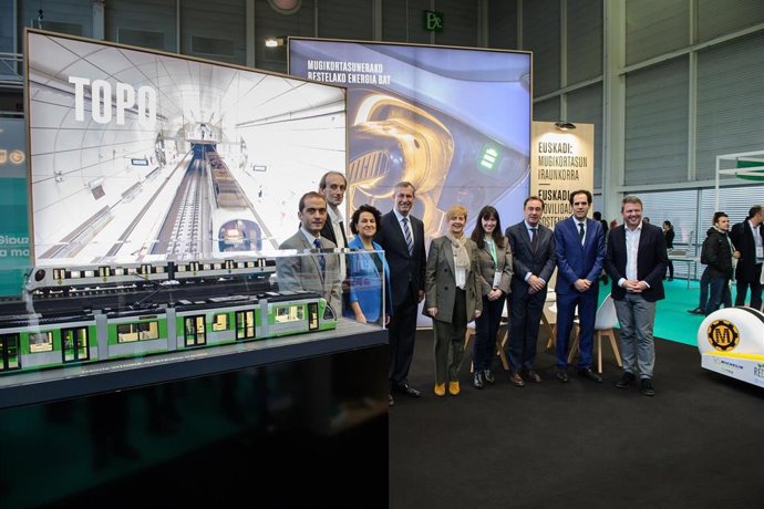 La consejera Arantxa Tapia, el diputado general de Gipuzkoa y otras autoridades en la feria Go Mibility en Ficoba