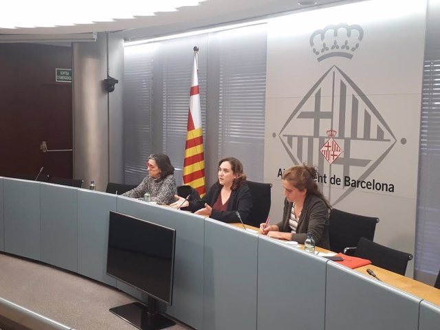 La alcaldesa de Barcelona, Ada Colau; la concejal de Salud, Gemma Tarafa; y la gerente de la Agencia de Salud Pública de Barcelona (ASPB), Carme Borrell