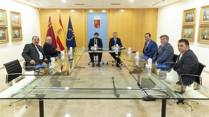 El presidente de la Comunidad, Fernando López Miras, reunido con representantes de asociaciones de víctimas del terrorismo