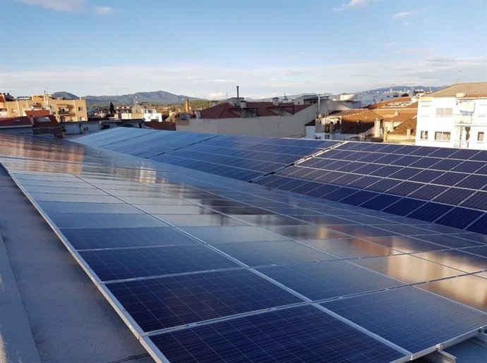 El Club Natació Sabadell instalará 1.300 paneles fotovoltaicos en su cubierta