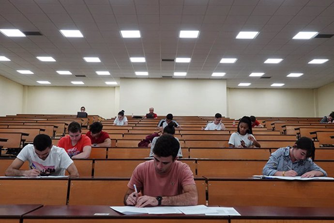 Estudiantes en un examen de las pruebas de Evaluación de Bachillerato para el Acceso a la Universidad (Pevau).