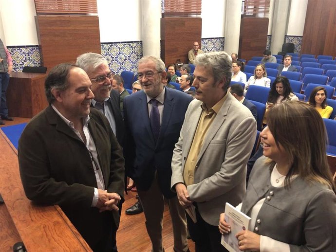 Ismael Crespo, catedrático de Ciencia Política de la UMU; Alberto Castillo, presidente de la Asamblea Regional; Alberto Aguirre, director del diario La Verdad; y Alicia Rubio, vicerrectora de Empleo, Emprendimiento y Sociedad de la UMU