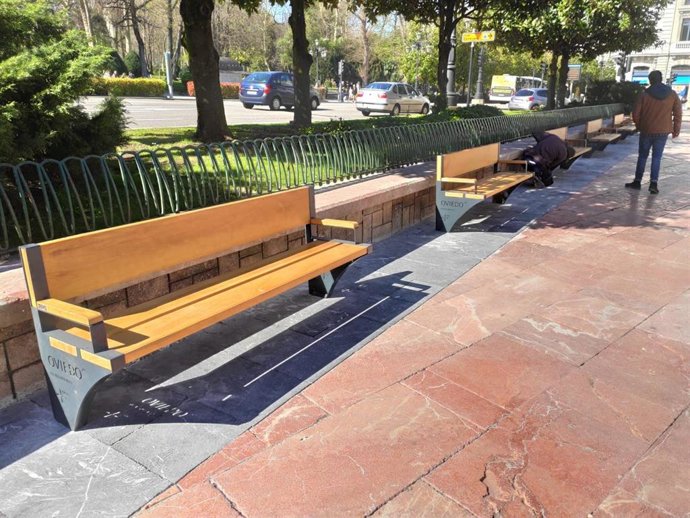 Nuevo aspecto de la Plaza de la Escandalera de Oviedo, con los nuevos bancos.