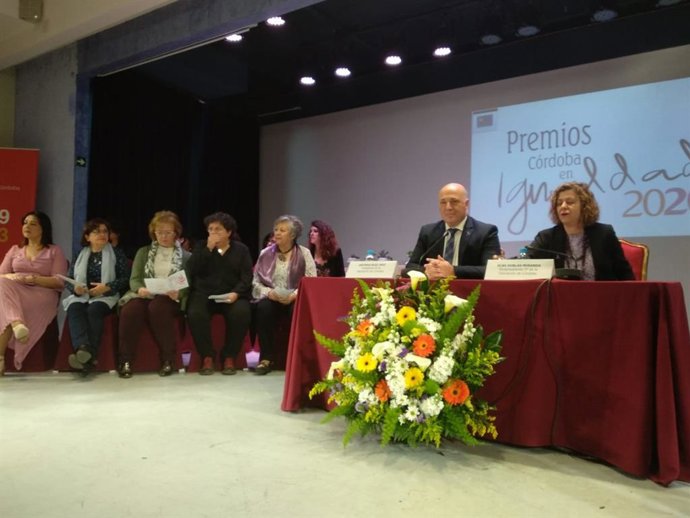 Antonio Ruiz y Alba Doblas, junto a las reconocidas en los premios 'Córdoba en Igualdad'