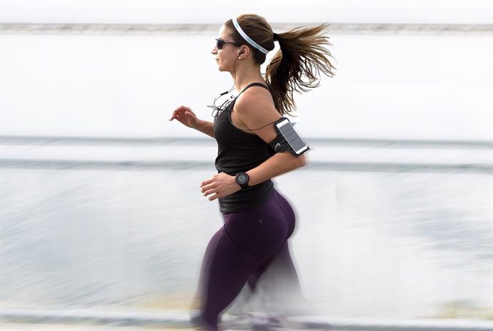 Mujer haciendo running con un teléfono móvil.