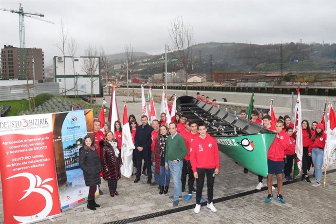 El Club de Remo de Deusto-Bilbaohace pruebas con la trainera para ensayar la subida a hombros por las Calzadas de Mallona para presentarla a la 'Amatxu' de Begoña.
