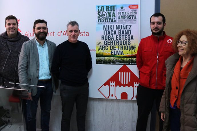 Pla general de representants dels promotors de lo Riu Sona, l'Ajuntament d'Amposta i Creu Roja amb el cartell de la tercera edició. Imatge de l'11 de mar de 2020. (horitzontal)