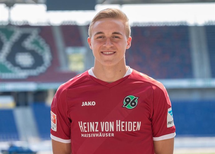 Fútbol.- Timo Hübers, jugador del Hannover, primer futbolista con coronavirus en