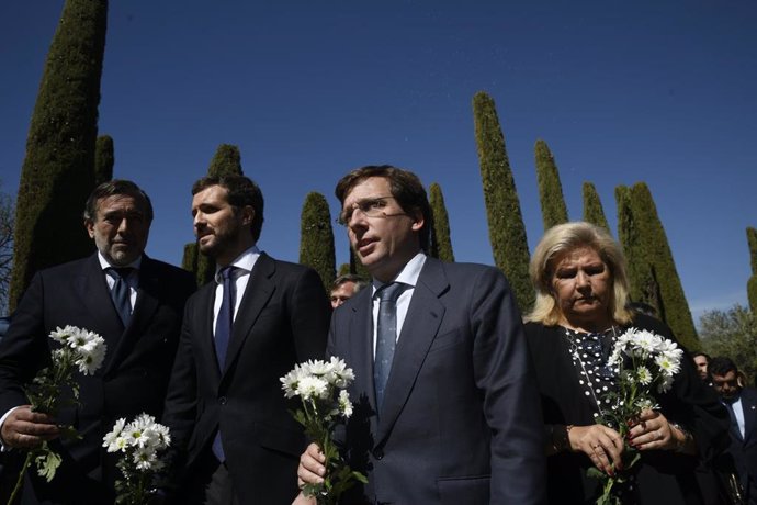 El presidente del PP, Pablo Casado, el alcalde de Madrid, José Luis Martínez-Almeida y la presidenta de la Asociación de Víctimas del Terrorismo, Ángeles Pedraza, en acto de homenaje a víctimas del atentado  del 11-M en el Parque del Retiro, en Madrid.