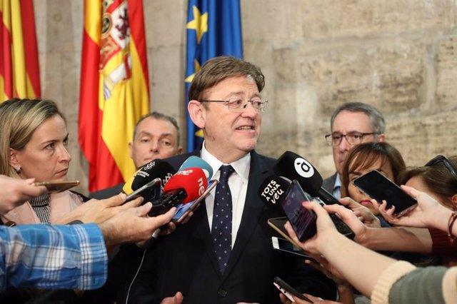 Puig atiende a los periodistas en el Palau de la Generalitat