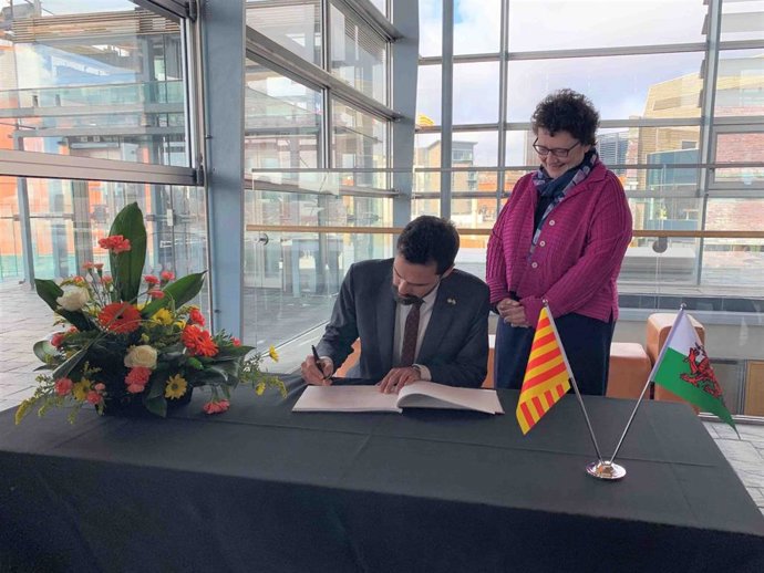 Encuentro entre los presidentes de la Cámara catalana, Roger Torrent, y la de Gales, Elin Jones.