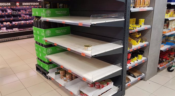 Estanterías de un supermercados vacías un día marcado por colas de gente deseosas de hacer acopio de alimentos y otros productos debido al avance del coronavirus en España, en Madrid (España), a 10 de marzo de 2020.