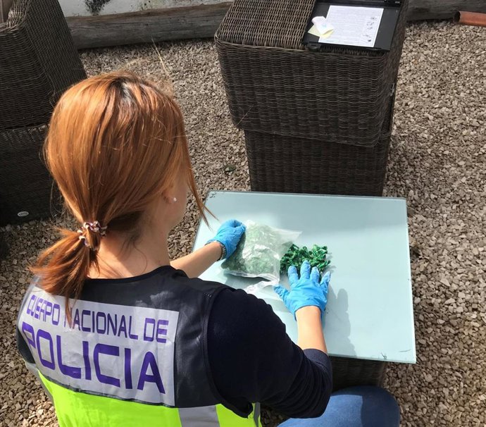 Una agente de Policía con droga intervenida