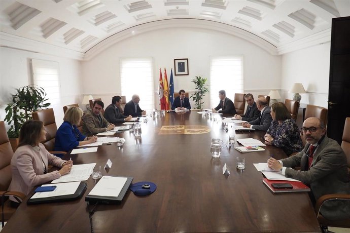 El presidente de la Junta de Castilla y León, Alfonso Fernández Mañueco (centro), y el vicepresidente y portavoz de la Junta de Castilla y León, Francisco Igea (a su derecha), acompañados durante la reunión del Consejo de Gobierno para abordar las medid