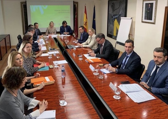 Los consejeros Ana Martínez Vidal y Miguel Motas presiden la reunión con Croem, UGT y CCOO para establecer protocolo de coronavirus