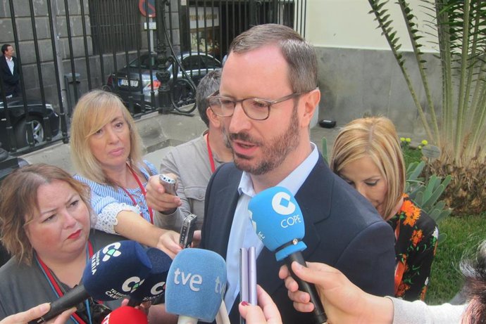 El portavoz del PP en el Senado, Javier Maroto, atiende a los periodistas en el Parlamento