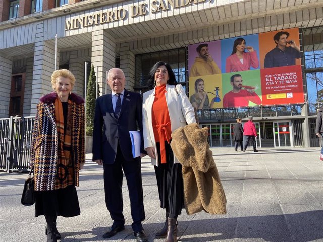 El presidente del Consejo General de Enfermería, Florentino Pérez Raya, y las vicepresidentas de la institución, Pilar Fernández y Raquel Rodríguez, tras reunirse en el Ministerio de Sanidad con el ministro Salvador Illa