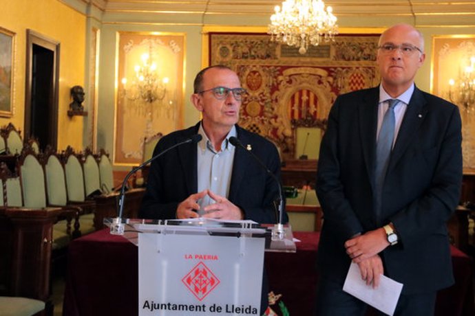 Pla mitj de l'alcalde de Lleida, Miquel Pueyo, amb el director general d'Administració de Seguretat, Jordi Jardí, l'11 de mar del 2020 a la Paeria de Lleida. (Horitzontal)