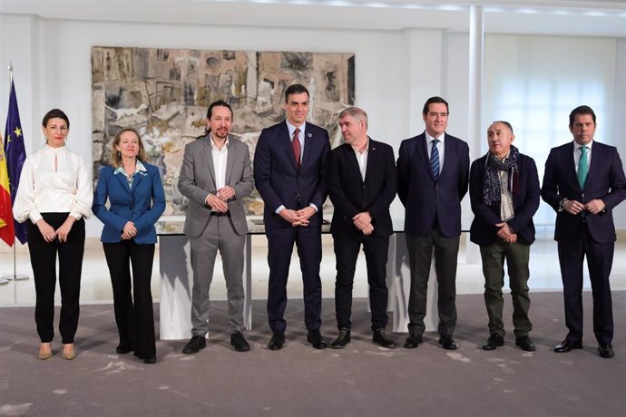 Pedro Sánchez, Pablo Iglesias, Nadia Calviño y Yolanda Díaz, junto con los agentes sociales, durante la firma de la subida del SMI en 2020 en el Palacio de la Moncloa.