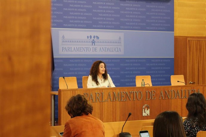 La portavoz parlamentaria de Adelante Andalucía, Inmaculada Nieto, en rueda de prensa.