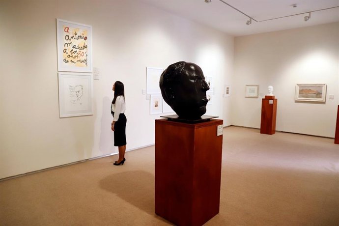 Una visitante en la exposición 'Los Machado. Fondos de la colección Fundación Unicaja'.