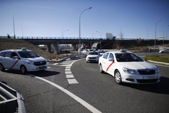 Imagen de recurso de taxistas en las proximidades de la T4 del aeropuerto Aldolfo Suárez Madrid-Barajas.