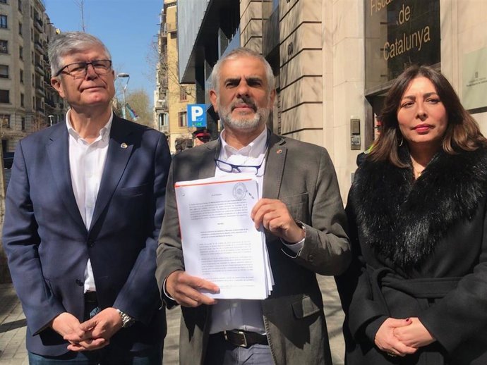 El diputado de Cs M.Alonso; el presidente del grupo en el Parlament, C.Carrizosa, y la portavoz en el Ayuntamiento de Barcelona, M.L.Guilarte