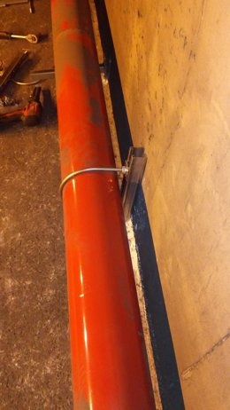 Nuevas abrazaderas de apoyo a la cañería que abastece el sistema antiincendios del Túnel de Sóller.