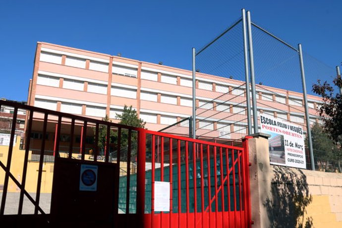 Pla general de l'exterior de l'escola Feliu Vegués de Badalona el dia 11 de mar de 2020. (Horitzontal)