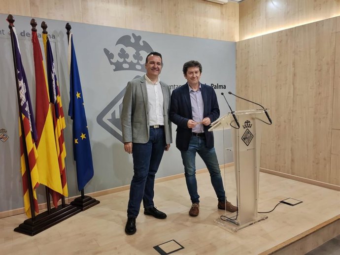 El portavoz del equipo de Gobierno, Alberto Jarabo y el teniente alcalde de Movilidad Sostenible, Xisco Dalmau.