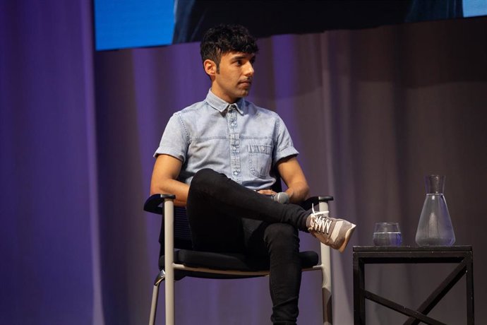 El Mago Pop acompaña a el actor Arnold Schwarzenegger en una rueda de prensa con motivo del IX Arnold Classic Europe en el teatro Victória de Barcelona el 20 de septiembre de 2019 (archivo)