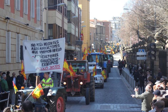 Cerca de 450 tractores colapsan el centro de Soria para defender el campo