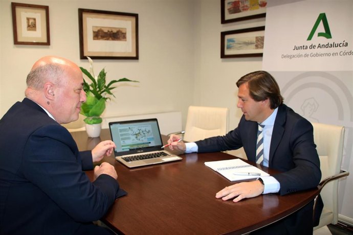 El delegado del Gobierno andaluz en Córdoba, Antonio Repullo (dcha.), y el presidente de la Diputación provincial, Antonio Ruiz, durante el encuentro mantenido