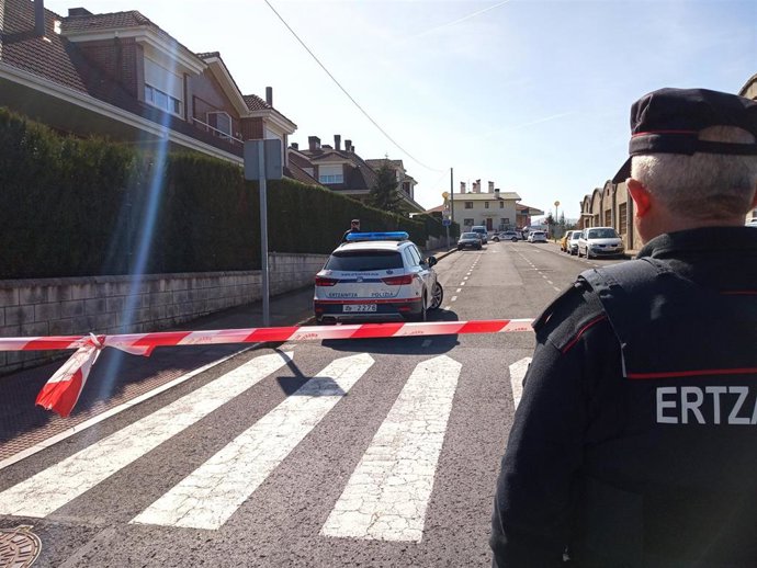 Operativo de la Ertzaintza en el lugar del asesinato de una mujer y su hija en Abanto (Bizkaia)