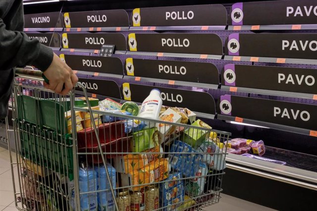 Un cliente realiza la compra en un supermercado 