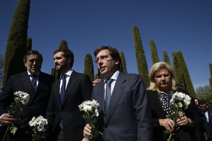 El president del PP, Pablo Casado, l'alcalde de Madrid, José Luis Martínez-Almeida i la presidenta de l'Associació de Víctimes del Terrorisme, Ángeles Pedraza, en acte d'homenatge a les víctimes de l'atemptat  de l'11M.