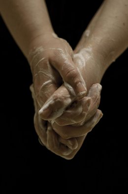 Manos en una imagen de archivo 