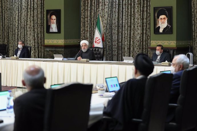 El presidente de Irán, Hasán Rohani, junto a varios ministros con mascarilla durante una reunión de su gabinete
