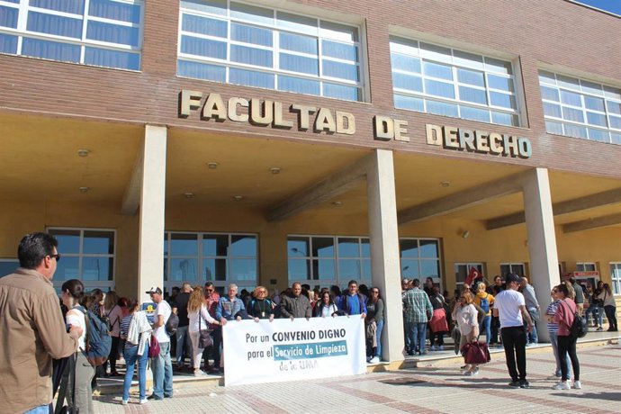 Concentración limpieza Facultad de Derecho de Málaga