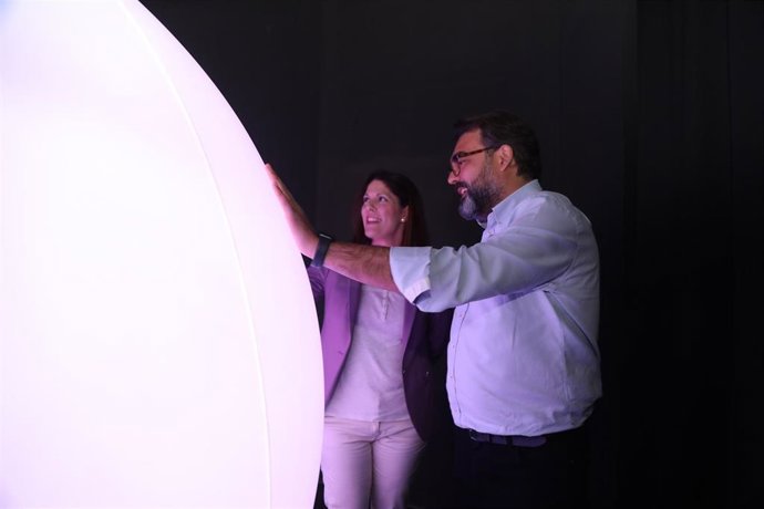 La concejala de Cultura del Ayuntamiento de Málaga, Noelia Losada, y el director del museo, Miguel Ángel Piédrola, inauguran la instalación Emosfera, parte del programa 'Loving Beethoven'.