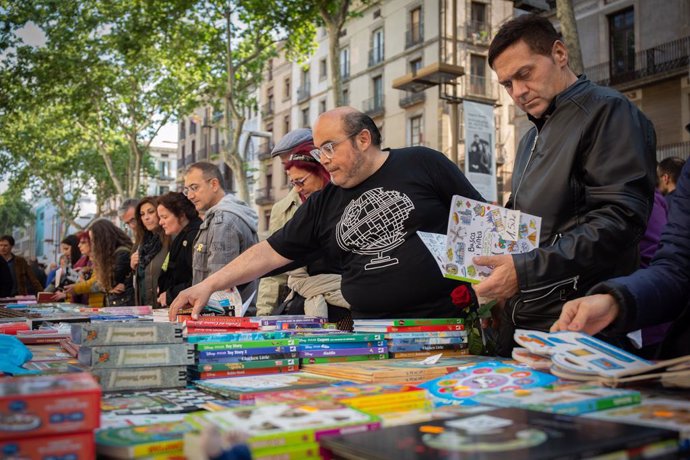 Mirando libros en el día de Sant Jordi en Barcelona en 2019 (archivo)