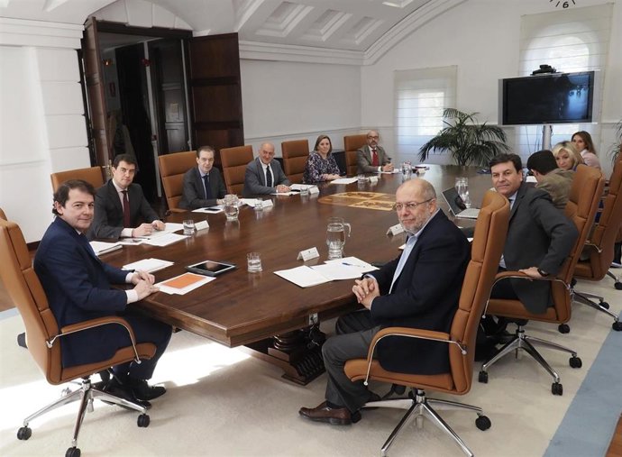 El presidente de la Junta, Alfonso Fernández Mañueco (centro), y el vicepresidente y portavoz, Francisco Igea (a su derecha), y los consejeros en la reunión extraordinaria del Consejo de Gobierno por el Coronavirus.