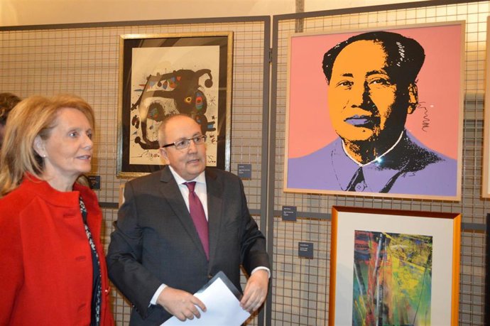 La consellera de Cultura Maringela Vilallonga y el coleccionista Antoni Gelonch Viladegut.