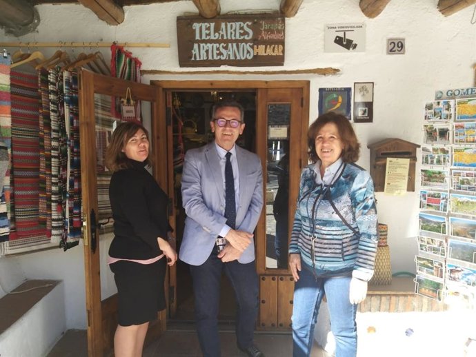 El delegado de la Consejería de Turismo, Regeneración, Justicia y Administración Local de la Junta en Granada, Gustavo Rodríguez, en una visita al telar artesano Hilacar.
