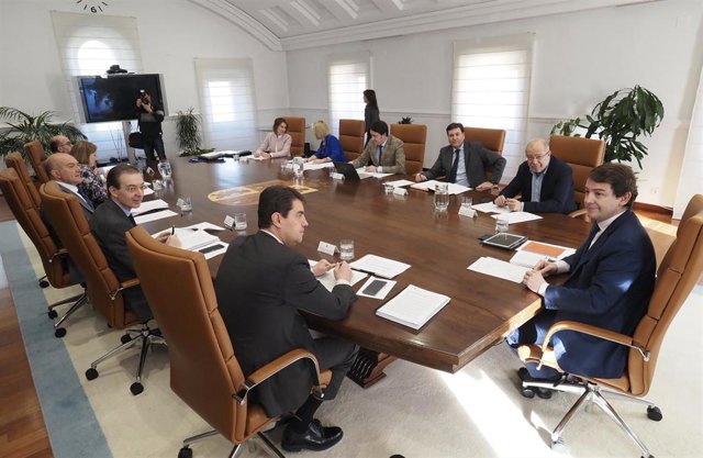 El presidente de la Junta de Castilla y León, Alfonso Fernández Mañueco (centro), y los consejeros en la reunión extraordinaria del Consejo de Gobierno por el Coronavirus.