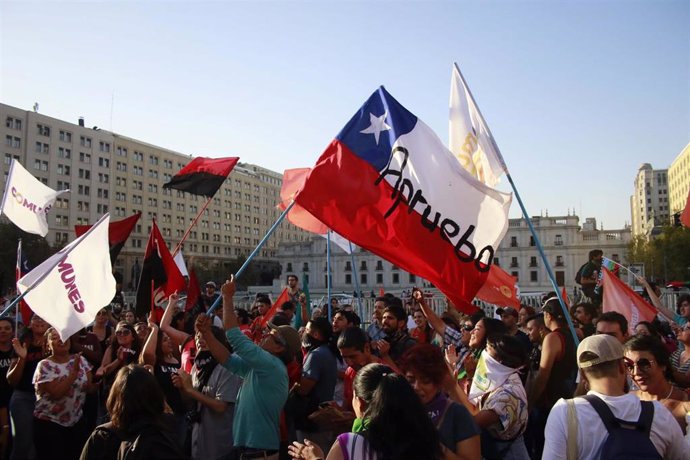 Manifestación a favor del plebiscito constitucional en Chile frente al palacio presidencial de La Moneda
