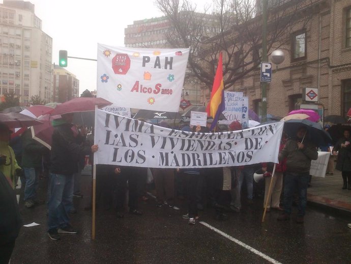 Imagen de archivo de una marcha contra la venta de viviendas del Ivima en 2014.