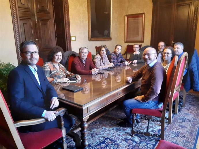 El alcalde de Palma, José Hila, reunido con CCOO y UGT.