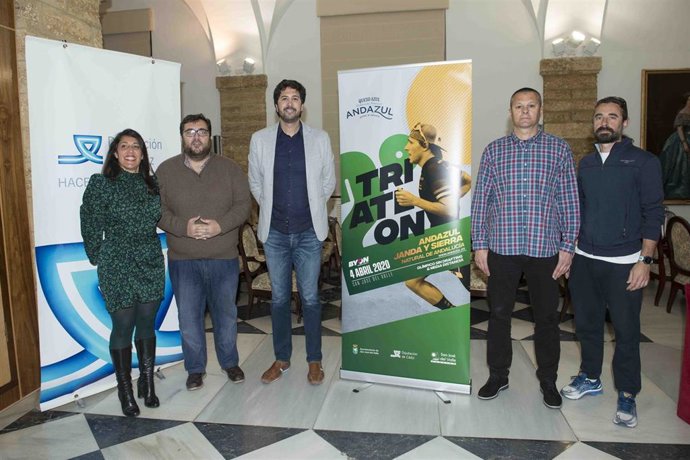 Presentación del Triatlón Janda y Sierra en Diputación